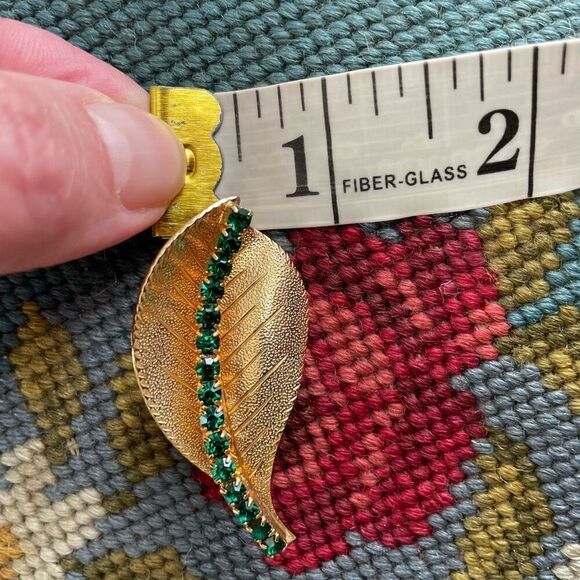 Vintage Gold Tone Leaf Emerald Green Rhinestone Costume Brooch Pin - Picture 4 of 5